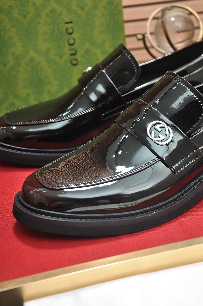 Factory price 540💶Italy’s top luxury men’s shoe giant (GUCCI) (Gucci) (full cowhide lining) new arrival🍃Original European style🔰 Pleasant to the eye😍In order to make the shoes more durable and non-deformable🌀The production continues to follow traditional methods but there is still no lack of innovation💪The original open-edge beaded cowhide is selected for the leather♻️ Smooth, natural and extra bright⭐Made of imported cowhide The rich man’s first choice 38-45 (45 customized)